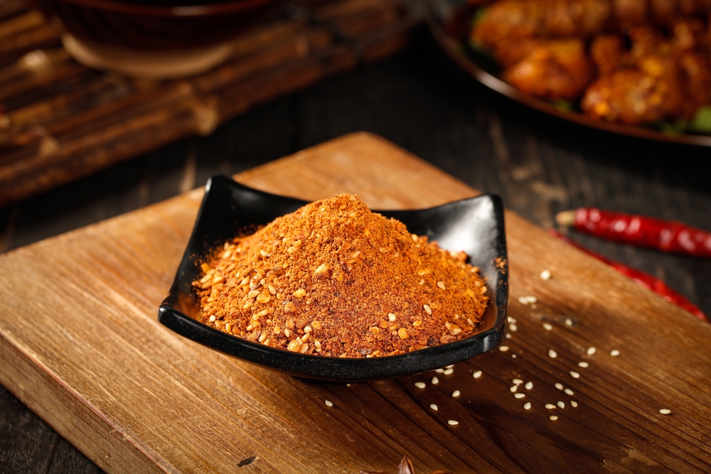 Traditional,Guizhou,Chili,Powder,Spice,Blend,In,Black,Bowl,On