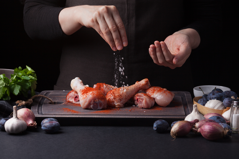 A,Female,Chef,Sprinkles,Fresh,Raw,Chicken,Drumsticks,On,A