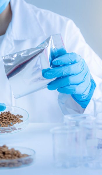 Quality,Control,Personnel,Are,Inspecting,The,Quality,Of,Pet,Food.