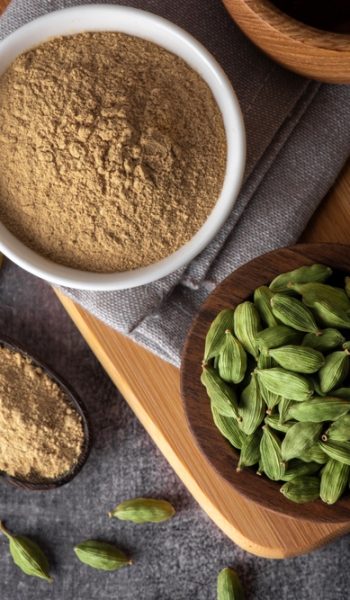 Green,Cardamom,In,Wooden,Bowl,And,Spoon.,Dry,Cardamom,Spice.