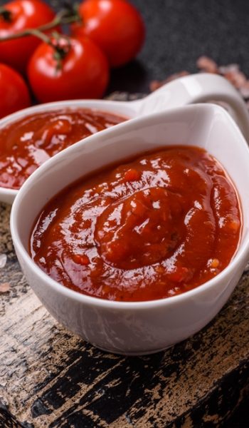 Red,Sauce,Or,Ketchup,With,Salt,And,Spices,In,Ceramic